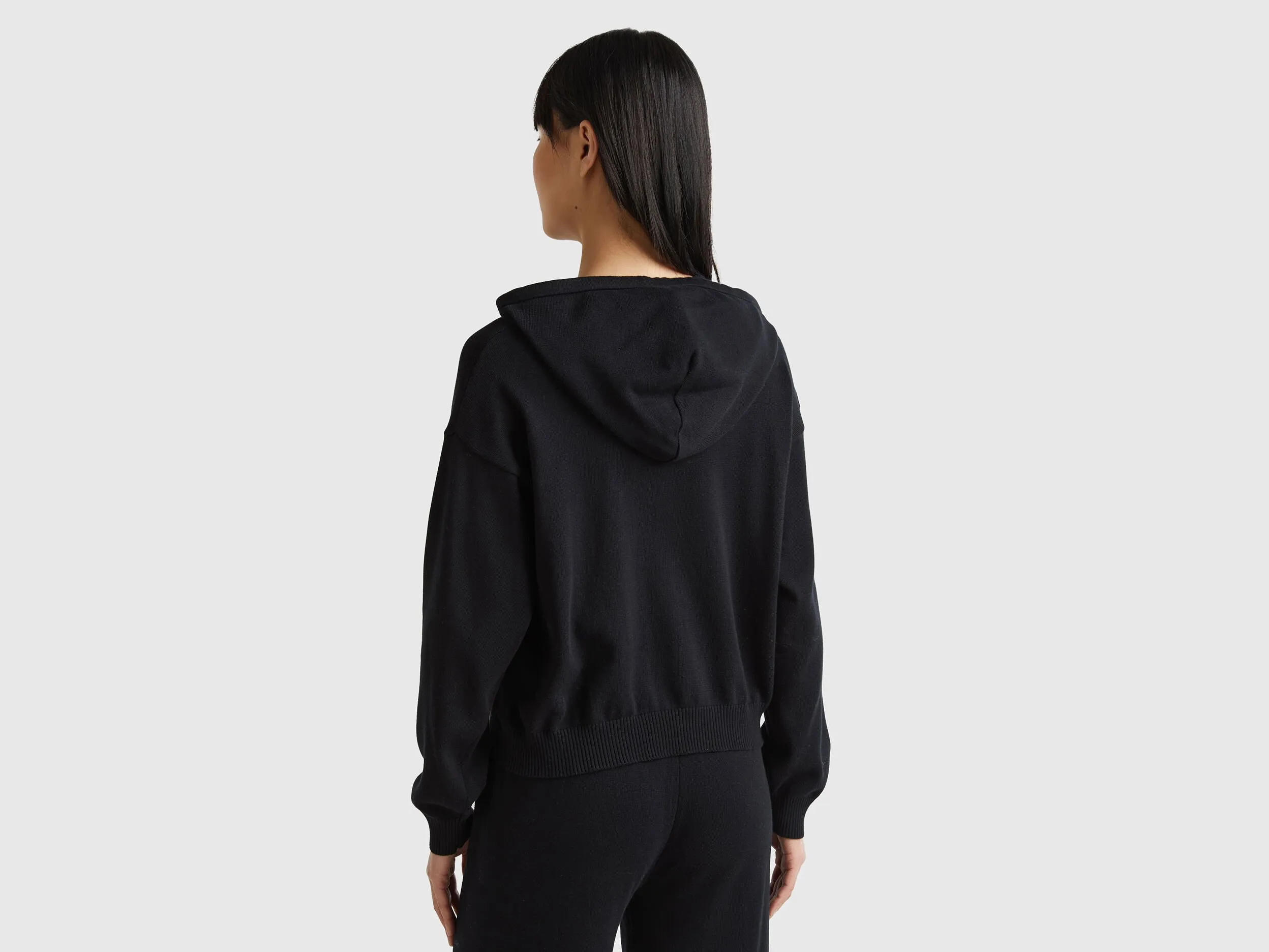 Sweater with hood and drawstring - Black | Benetton